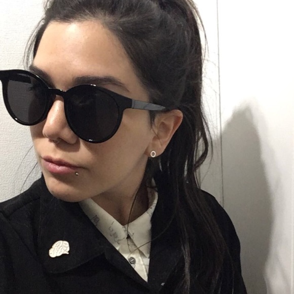 ⭐️SALE⭐️ Rounded Vintage Style Tortoise Sunglasses - Picture 3 of 3